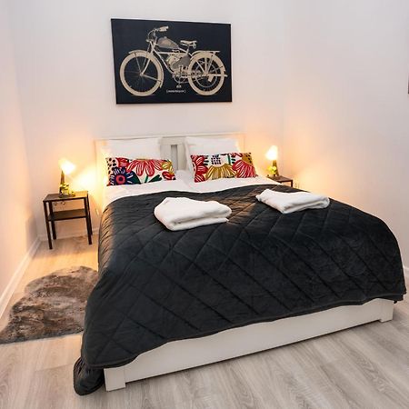 Perfect Location,Newly Decorated Modern, Large Place 60 M2, Really Quiet So You Can Have A Good Night Sleep, Ac, Netflix, Smart Tv, High-Speed Internet, World Famous New York Cafe Only 10 Minutes Walk Budapest Luaran gambar
