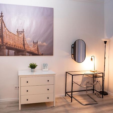 Perfect Location,Newly Decorated Modern, Large Place 60 M2, Really Quiet So You Can Have A Good Night Sleep, Ac, Netflix, Smart Tv, High-Speed Internet, World Famous New York Cafe Only 10 Minutes Walk Budapest Luaran gambar