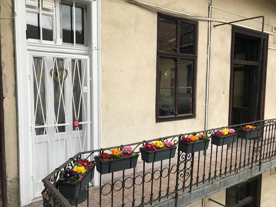 Perfect Location,Newly Decorated Modern, Large Place 60 M2, Really Quiet So You Can Have A Good Night Sleep, Ac, Netflix, Smart Tv, High-Speed Internet, World Famous New York Cafe Only 10 Minutes Walk Budapest Luaran gambar