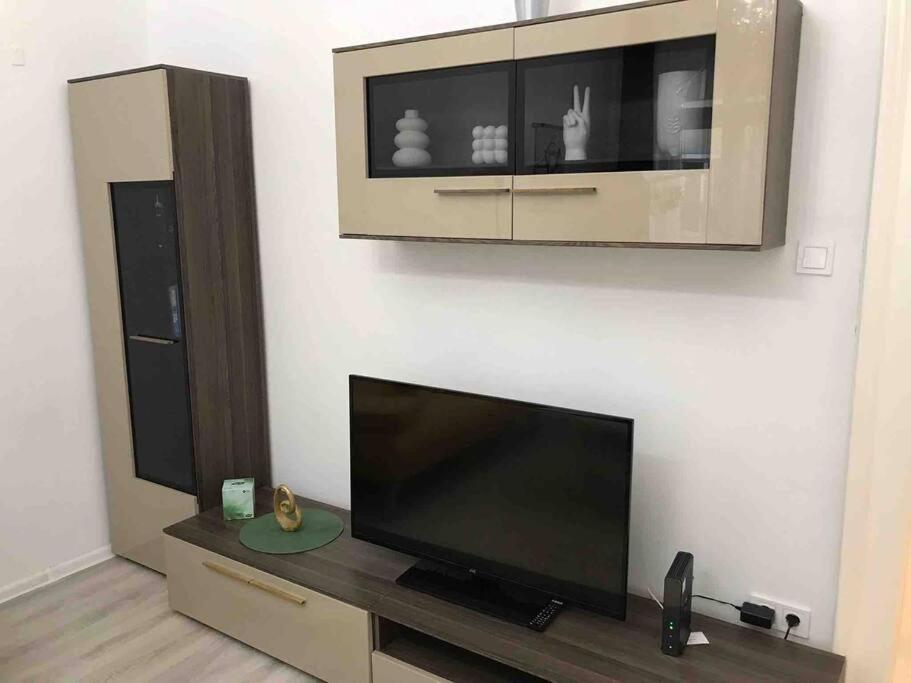 Perfect Location,Newly Decorated Modern, Large Place 60 M2, Really Quiet So You Can Have A Good Night Sleep, Ac, Netflix, Smart Tv, High-Speed Internet, World Famous New York Cafe Only 10 Minutes Walk Budapest Luaran gambar