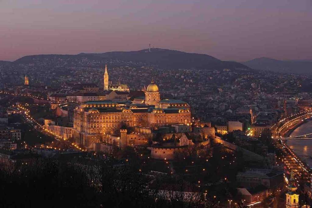 Perfect Location,Newly Decorated Modern, Large Place 60 M2, Really Quiet So You Can Have A Good Night Sleep, Ac, Netflix, Smart Tv, High-Speed Internet, World Famous New York Cafe Only 10 Minutes Walk Budapest Luaran gambar