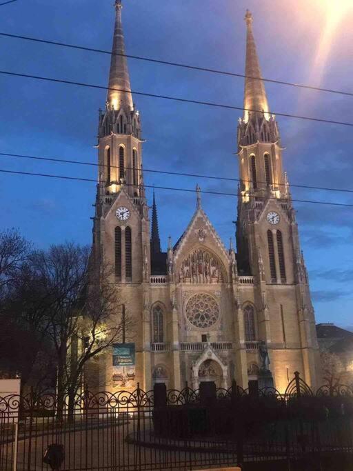 Perfect Location,Newly Decorated Modern, Large Place 60 M2, Really Quiet So You Can Have A Good Night Sleep, Ac, Netflix, Smart Tv, High-Speed Internet, World Famous New York Cafe Only 10 Minutes Walk Budapest Luaran gambar