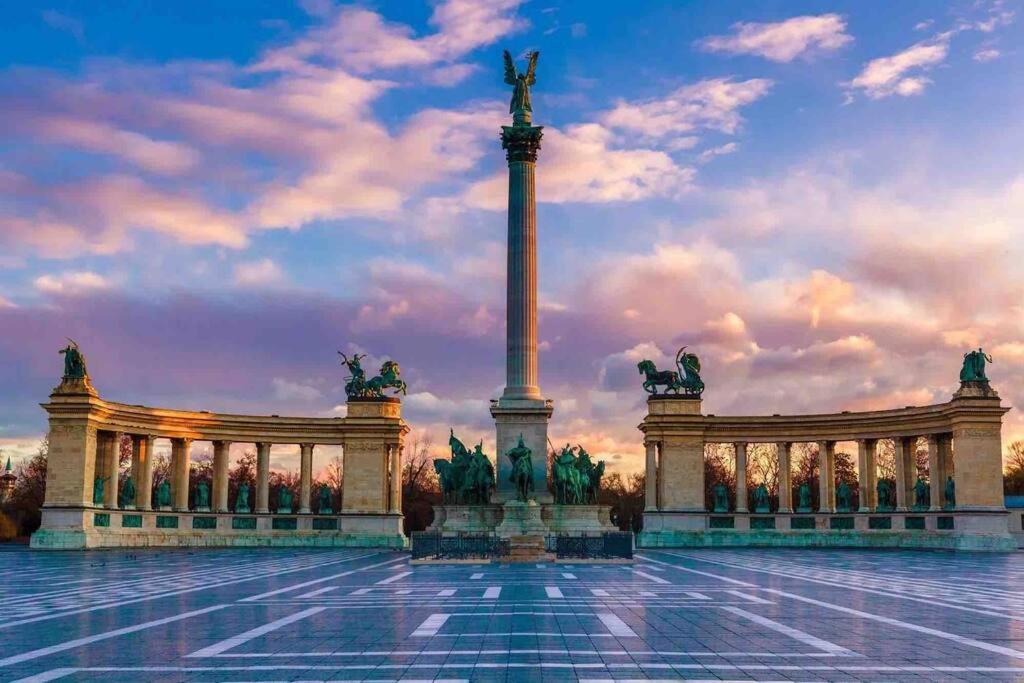 Perfect Location,Newly Decorated Modern, Large Place 60 M2, Really Quiet So You Can Have A Good Night Sleep, Ac, Netflix, Smart Tv, High-Speed Internet, World Famous New York Cafe Only 10 Minutes Walk Budapest Luaran gambar