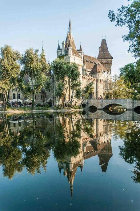 Perfect Location,Newly Decorated Modern, Large Place 60 M2, Really Quiet So You Can Have A Good Night Sleep, Ac, Netflix, Smart Tv, High-Speed Internet, World Famous New York Cafe Only 10 Minutes Walk Budapest Luaran gambar