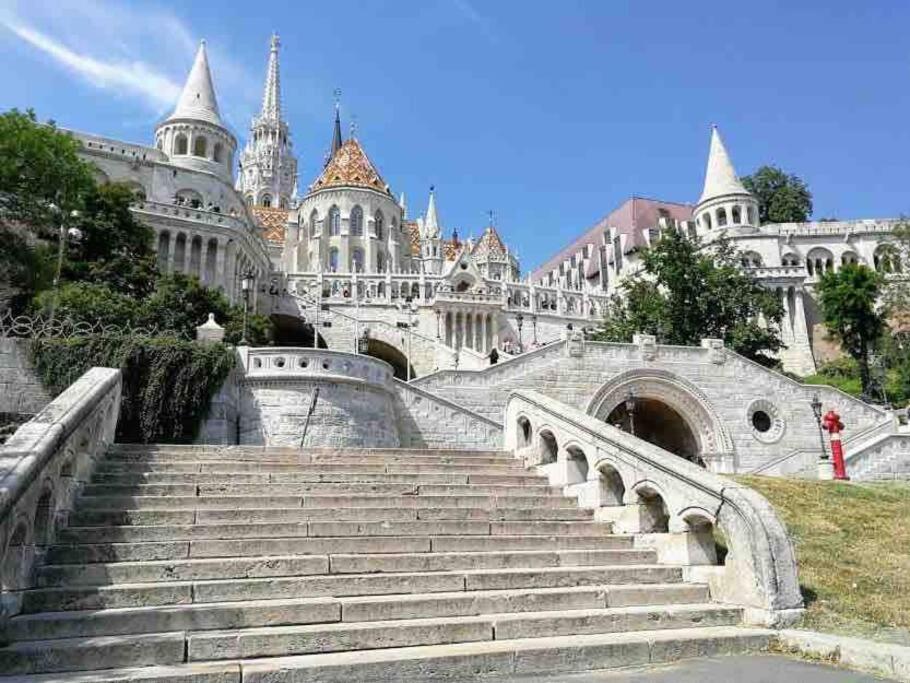 Perfect Location,Newly Decorated Modern, Large Place 60 M2, Really Quiet So You Can Have A Good Night Sleep, Ac, Netflix, Smart Tv, High-Speed Internet, World Famous New York Cafe Only 10 Minutes Walk Budapest Luaran gambar