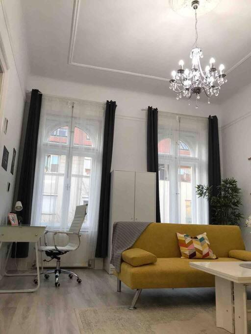 Perfect Location,Newly Decorated Modern, Large Place 60 M2, Really Quiet So You Can Have A Good Night Sleep, Ac, Netflix, Smart Tv, High-Speed Internet, World Famous New York Cafe Only 10 Minutes Walk Budapest Luaran gambar