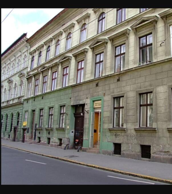 Perfect Location,Newly Decorated Modern, Large Place 60 M2, Really Quiet So You Can Have A Good Night Sleep, Ac, Netflix, Smart Tv, High-Speed Internet, World Famous New York Cafe Only 10 Minutes Walk Budapest Luaran gambar