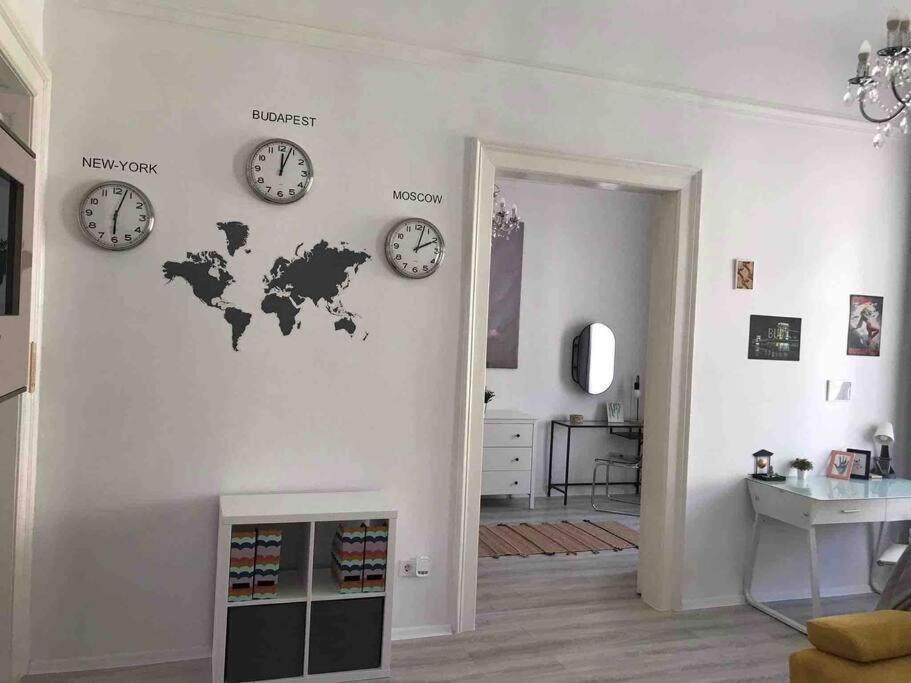 Perfect Location,Newly Decorated Modern, Large Place 60 M2, Really Quiet So You Can Have A Good Night Sleep, Ac, Netflix, Smart Tv, High-Speed Internet, World Famous New York Cafe Only 10 Minutes Walk Budapest Luaran gambar