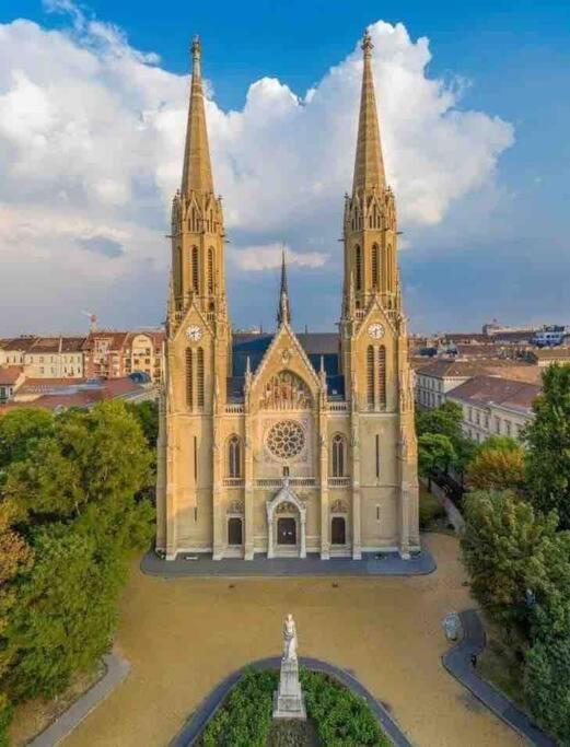 Perfect Location,Newly Decorated Modern, Large Place 60 M2, Really Quiet So You Can Have A Good Night Sleep, Ac, Netflix, Smart Tv, High-Speed Internet, World Famous New York Cafe Only 10 Minutes Walk Budapest Luaran gambar