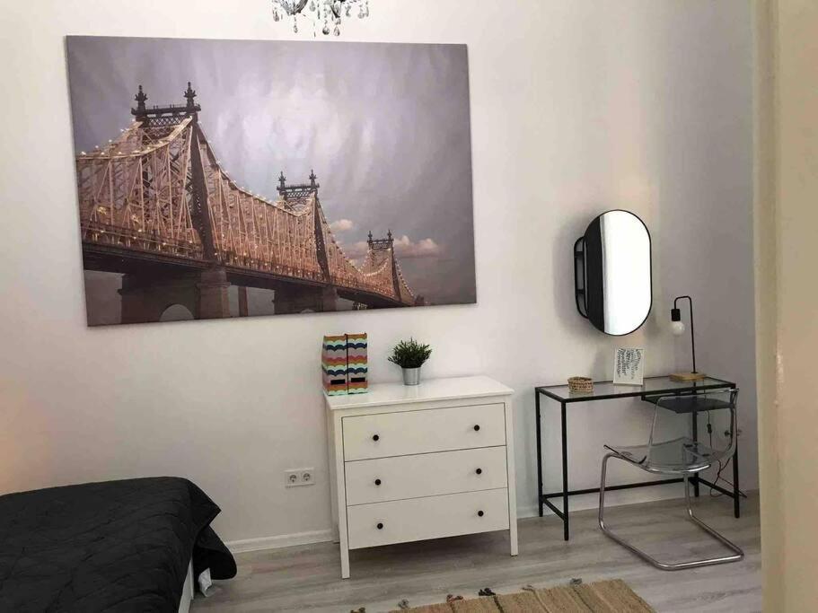 Perfect Location,Newly Decorated Modern, Large Place 60 M2, Really Quiet So You Can Have A Good Night Sleep, Ac, Netflix, Smart Tv, High-Speed Internet, World Famous New York Cafe Only 10 Minutes Walk Budapest Luaran gambar