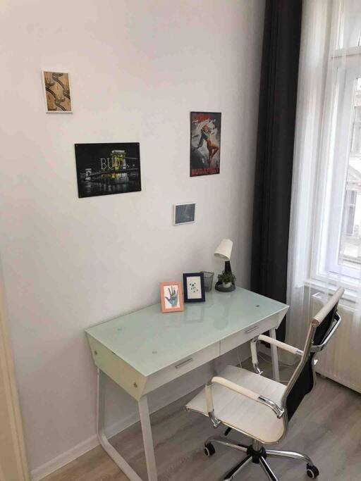 Perfect Location,Newly Decorated Modern, Large Place 60 M2, Really Quiet So You Can Have A Good Night Sleep, Ac, Netflix, Smart Tv, High-Speed Internet, World Famous New York Cafe Only 10 Minutes Walk Budapest Luaran gambar