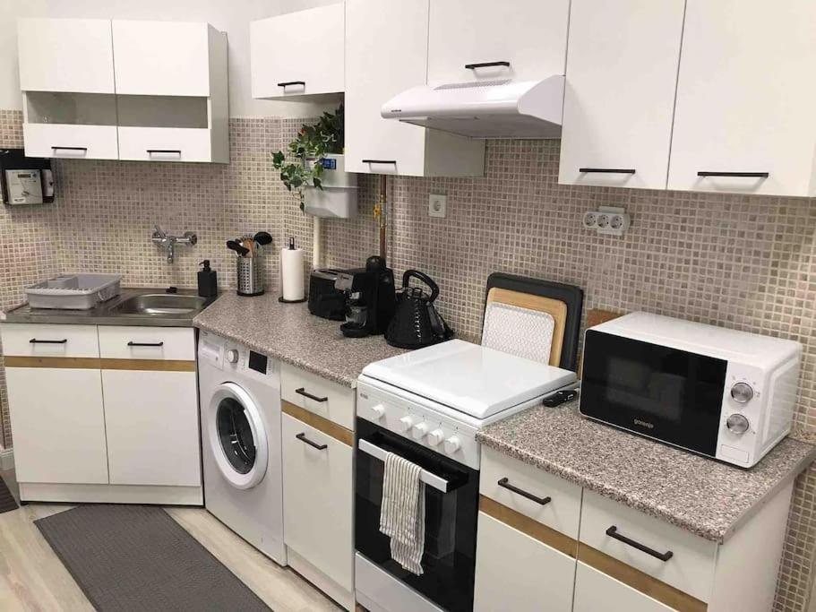 Perfect Location,Newly Decorated Modern, Large Place 60 M2, Really Quiet So You Can Have A Good Night Sleep, Ac, Netflix, Smart Tv, High-Speed Internet, World Famous New York Cafe Only 10 Minutes Walk Budapest Luaran gambar