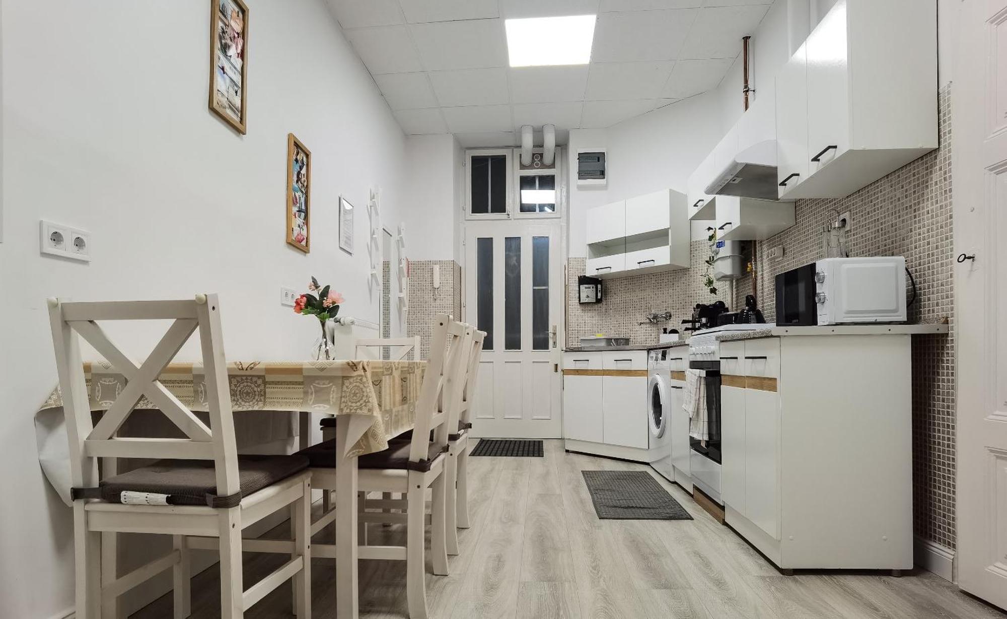 Perfect Location,Newly Decorated Modern, Large Place 60 M2, Really Quiet So You Can Have A Good Night Sleep, Ac, Netflix, Smart Tv, High-Speed Internet, World Famous New York Cafe Only 10 Minutes Walk Budapest Luaran gambar