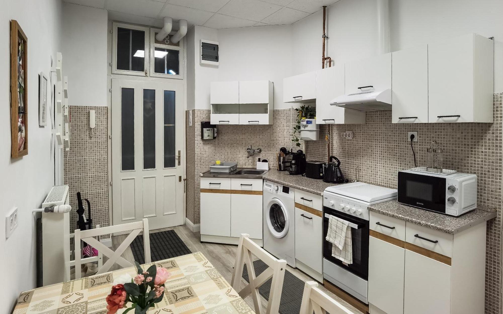Perfect Location,Newly Decorated Modern, Large Place 60 M2, Really Quiet So You Can Have A Good Night Sleep, Ac, Netflix, Smart Tv, High-Speed Internet, World Famous New York Cafe Only 10 Minutes Walk Budapest Luaran gambar