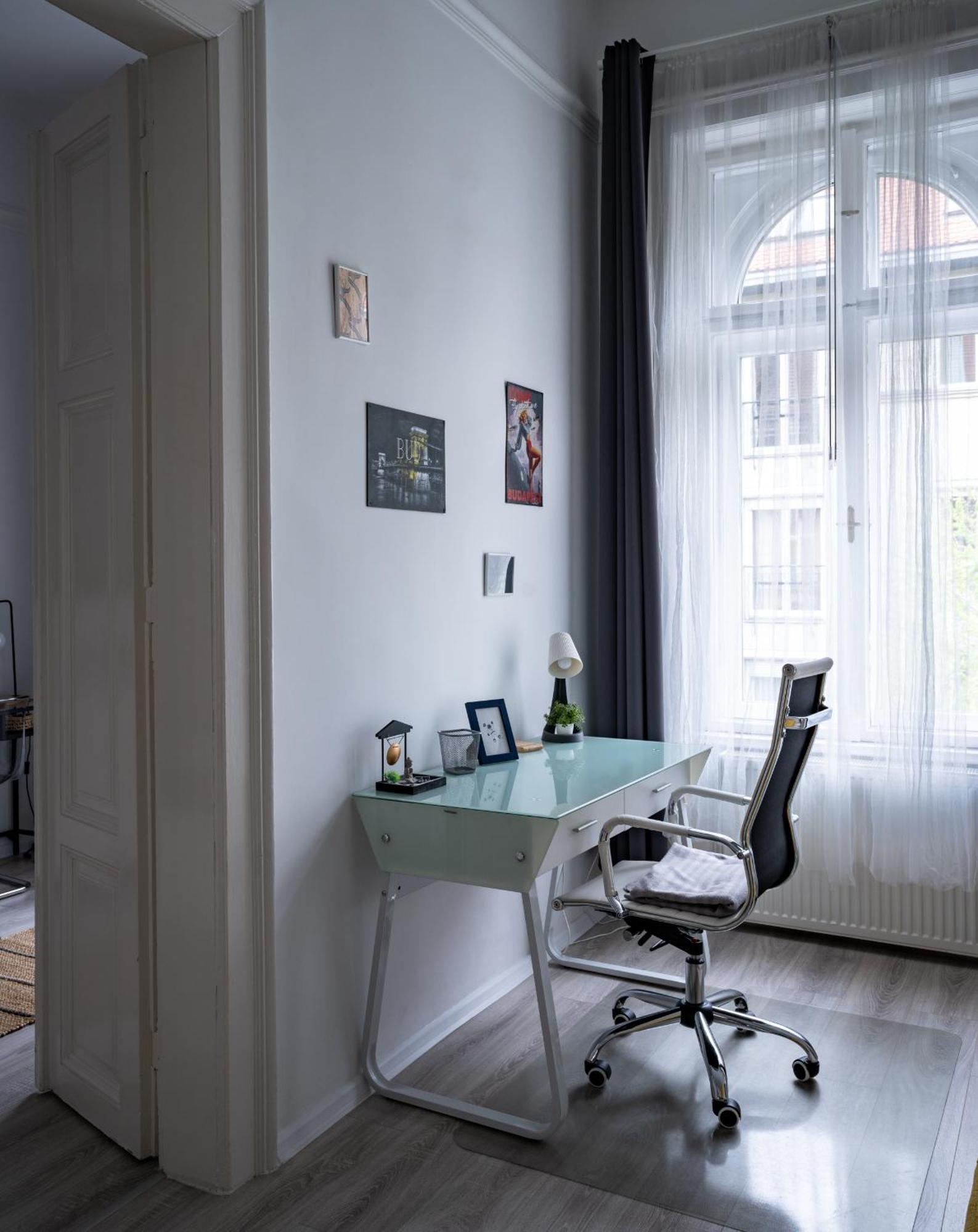 Perfect Location,Newly Decorated Modern, Large Place 60 M2, Really Quiet So You Can Have A Good Night Sleep, Ac, Netflix, Smart Tv, High-Speed Internet, World Famous New York Cafe Only 10 Minutes Walk Budapest Luaran gambar