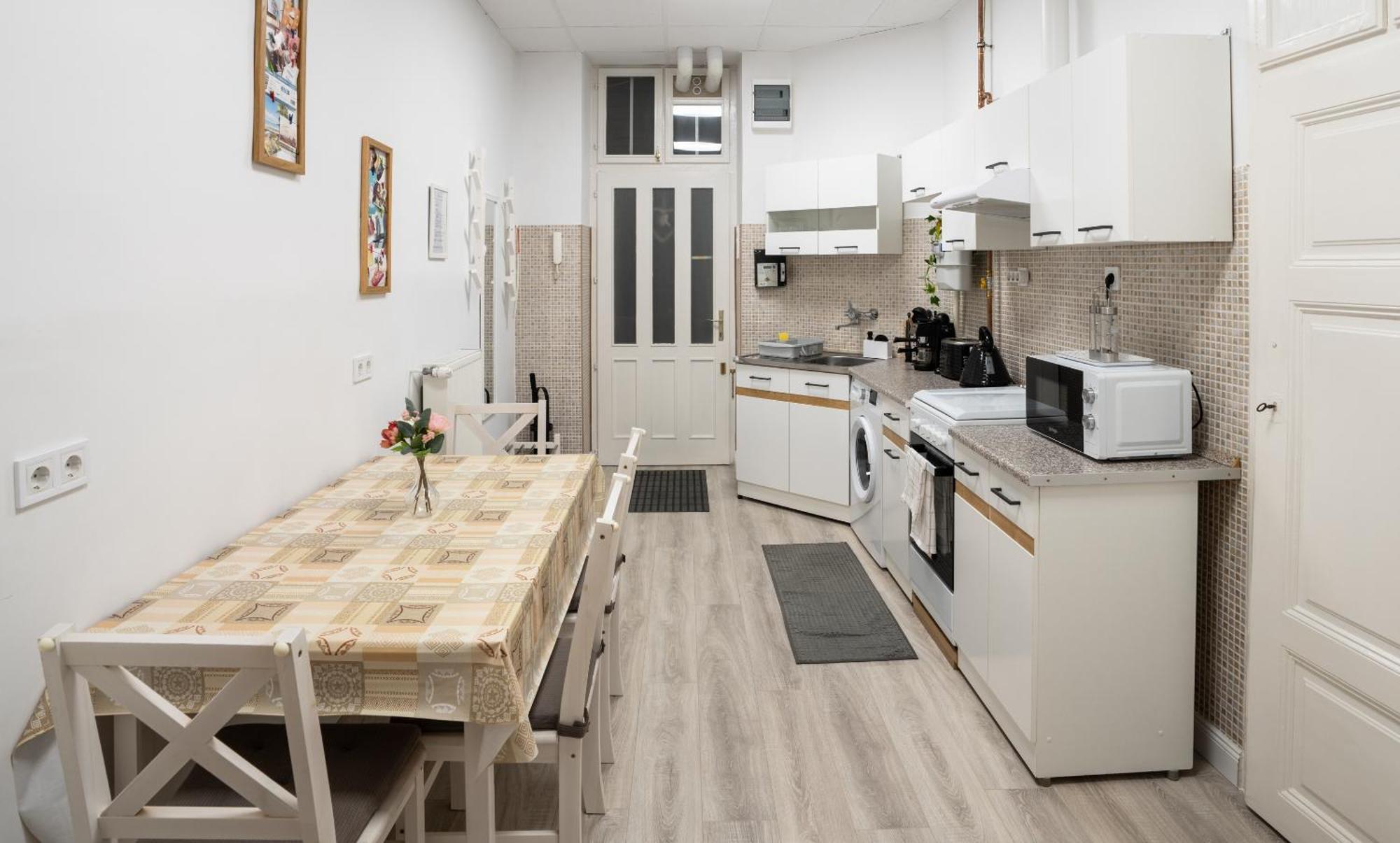 Perfect Location,Newly Decorated Modern, Large Place 60 M2, Really Quiet So You Can Have A Good Night Sleep, Ac, Netflix, Smart Tv, High-Speed Internet, World Famous New York Cafe Only 10 Minutes Walk Budapest Luaran gambar