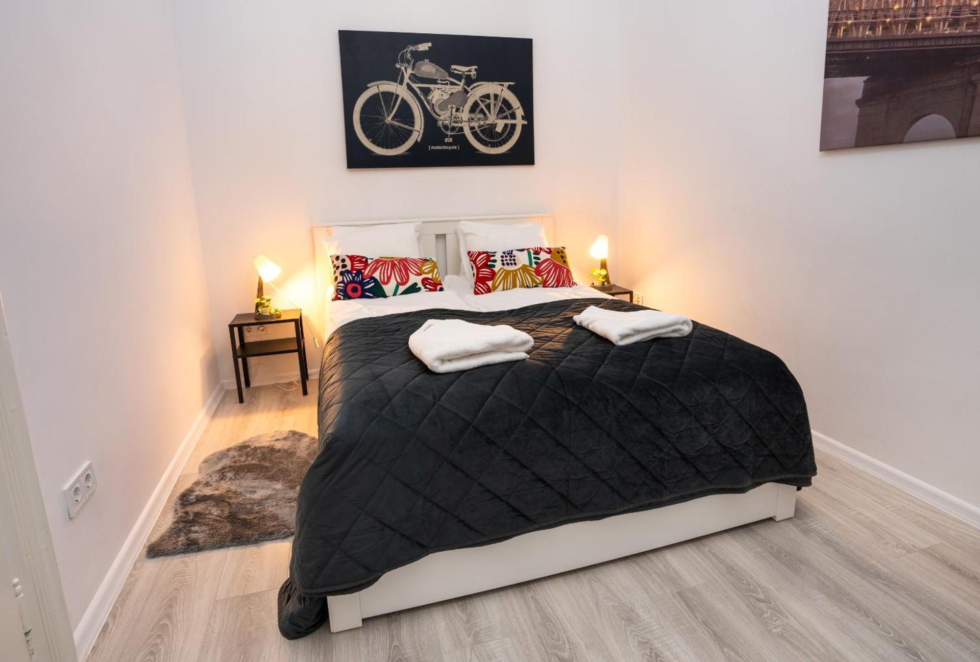 Perfect Location,Newly Decorated Modern, Large Place 60 M2, Really Quiet So You Can Have A Good Night Sleep, Ac, Netflix, Smart Tv, High-Speed Internet, World Famous New York Cafe Only 10 Minutes Walk Budapest Luaran gambar
