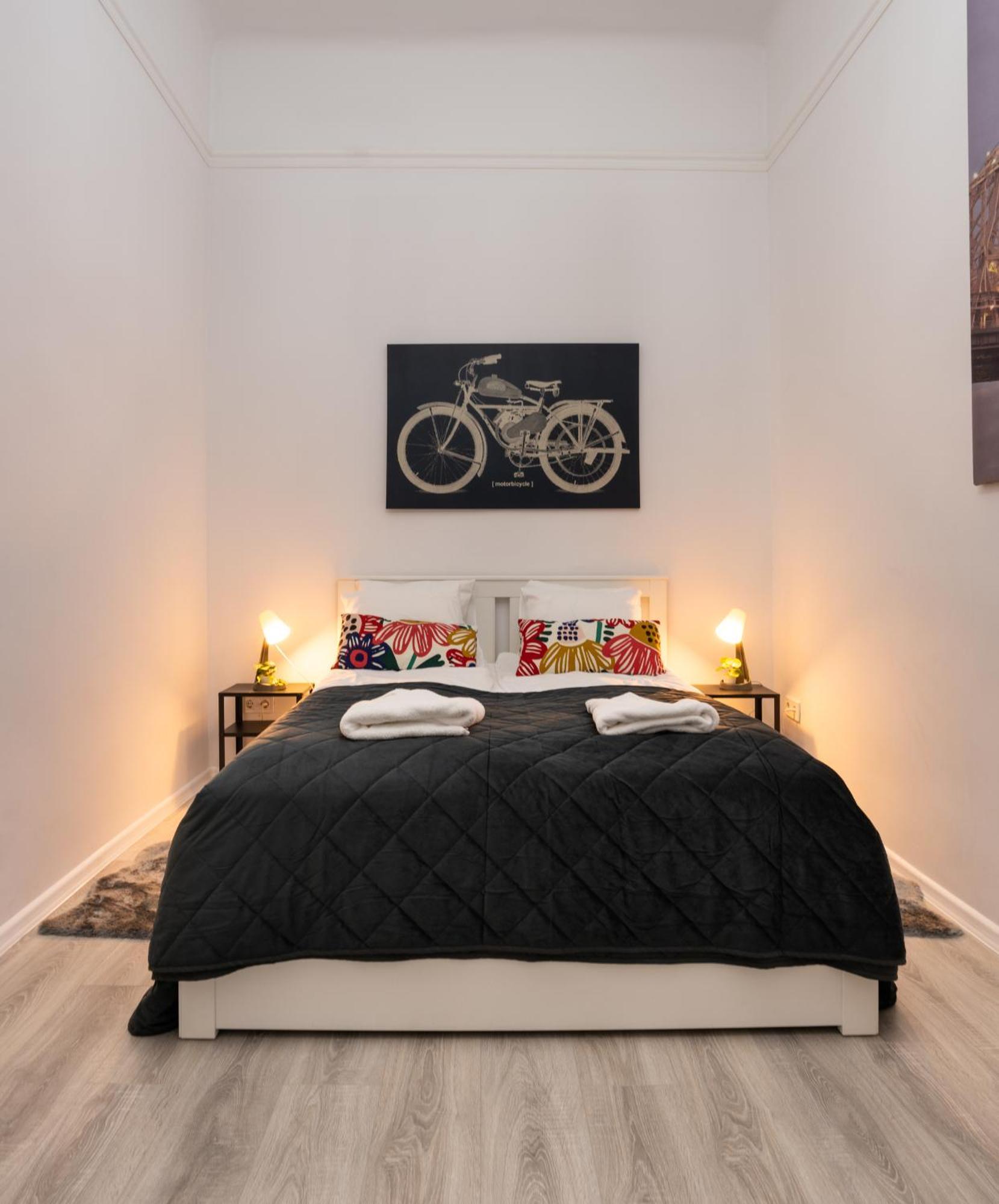 Perfect Location,Newly Decorated Modern, Large Place 60 M2, Really Quiet So You Can Have A Good Night Sleep, Ac, Netflix, Smart Tv, High-Speed Internet, World Famous New York Cafe Only 10 Minutes Walk Budapest Luaran gambar