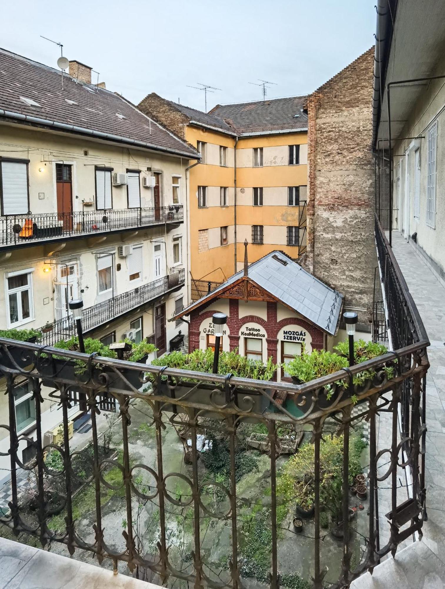 Perfect Location,Newly Decorated Modern, Large Place 60 M2, Really Quiet So You Can Have A Good Night Sleep, Ac, Netflix, Smart Tv, High-Speed Internet, World Famous New York Cafe Only 10 Minutes Walk Budapest Luaran gambar